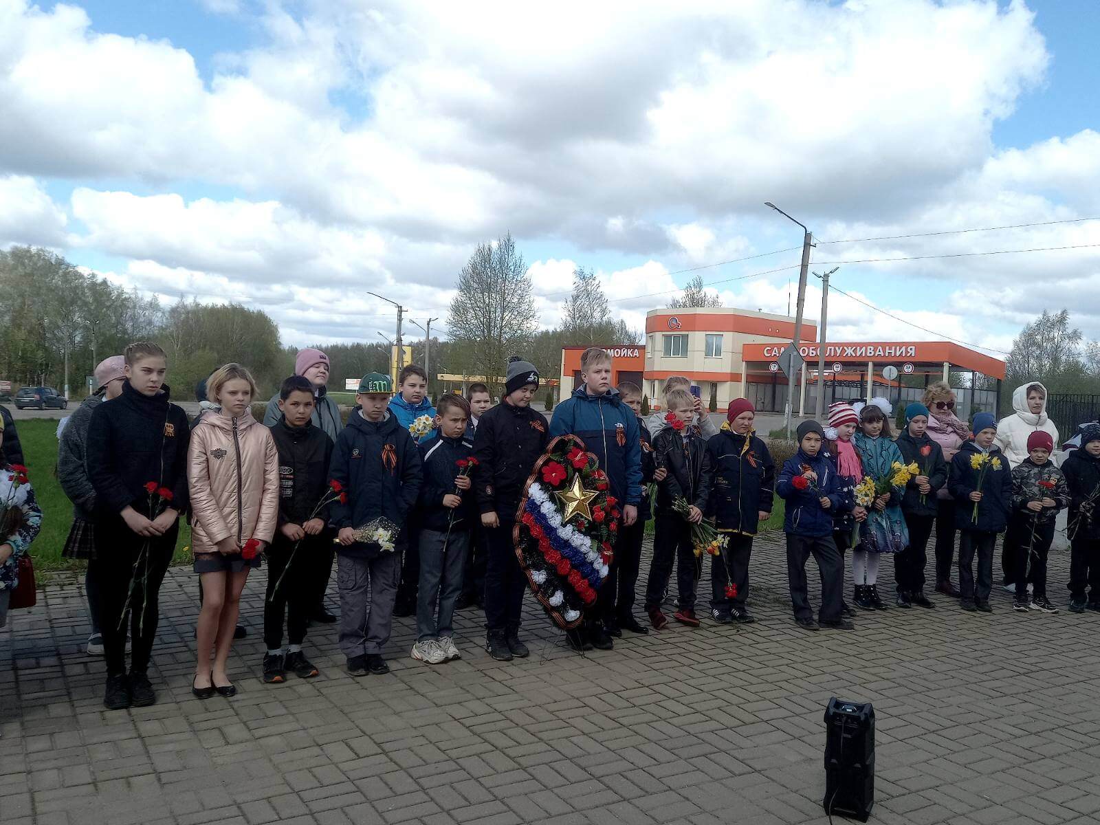 09/05/2021 ВОЗЛОЖЕНИЕ ЦВЕТОВ К ПАМЯТНИКУ ГЕРОЯ СОВЕТСКОГО СОЮЗА Н.Ф.  ГАСТЕЛЛО :Школа №1 г.Починка