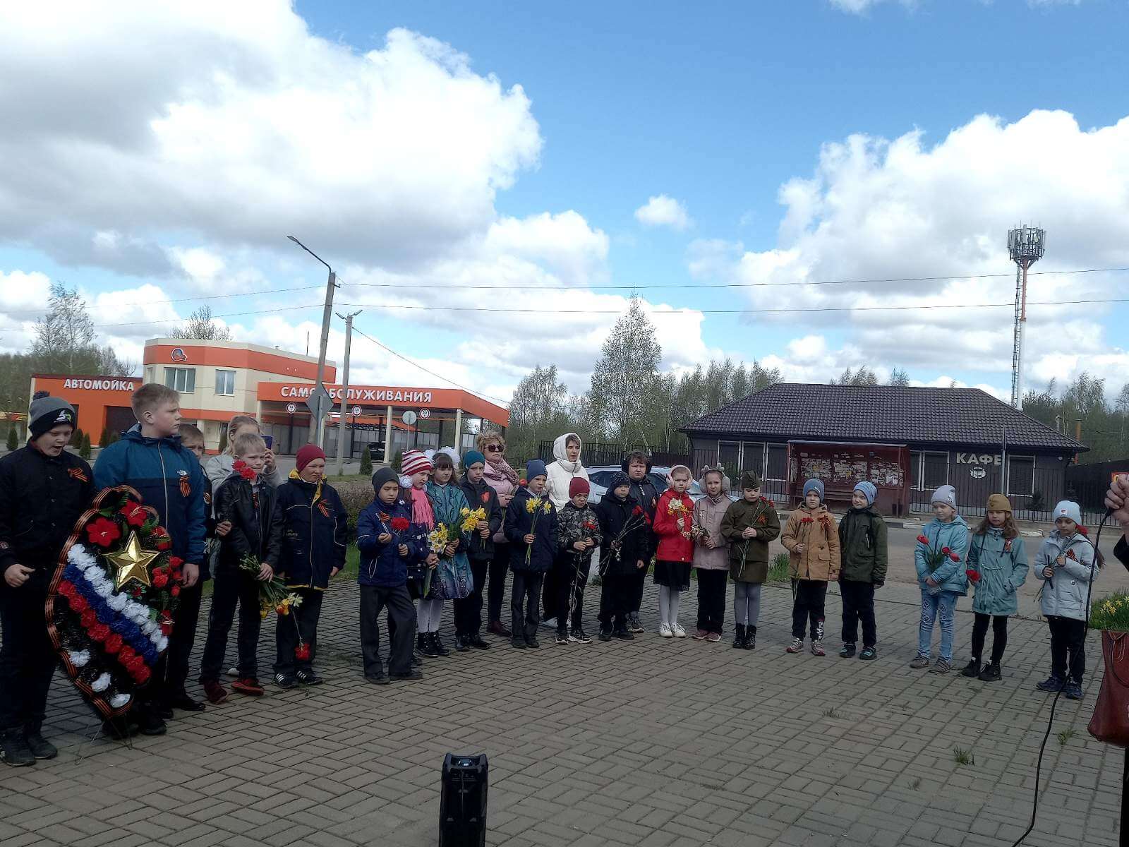 09/05/2021 ВОЗЛОЖЕНИЕ ЦВЕТОВ К ПАМЯТНИКУ ГЕРОЯ СОВЕТСКОГО СОЮЗА Н.Ф.  ГАСТЕЛЛО :Школа №1 г.Починка