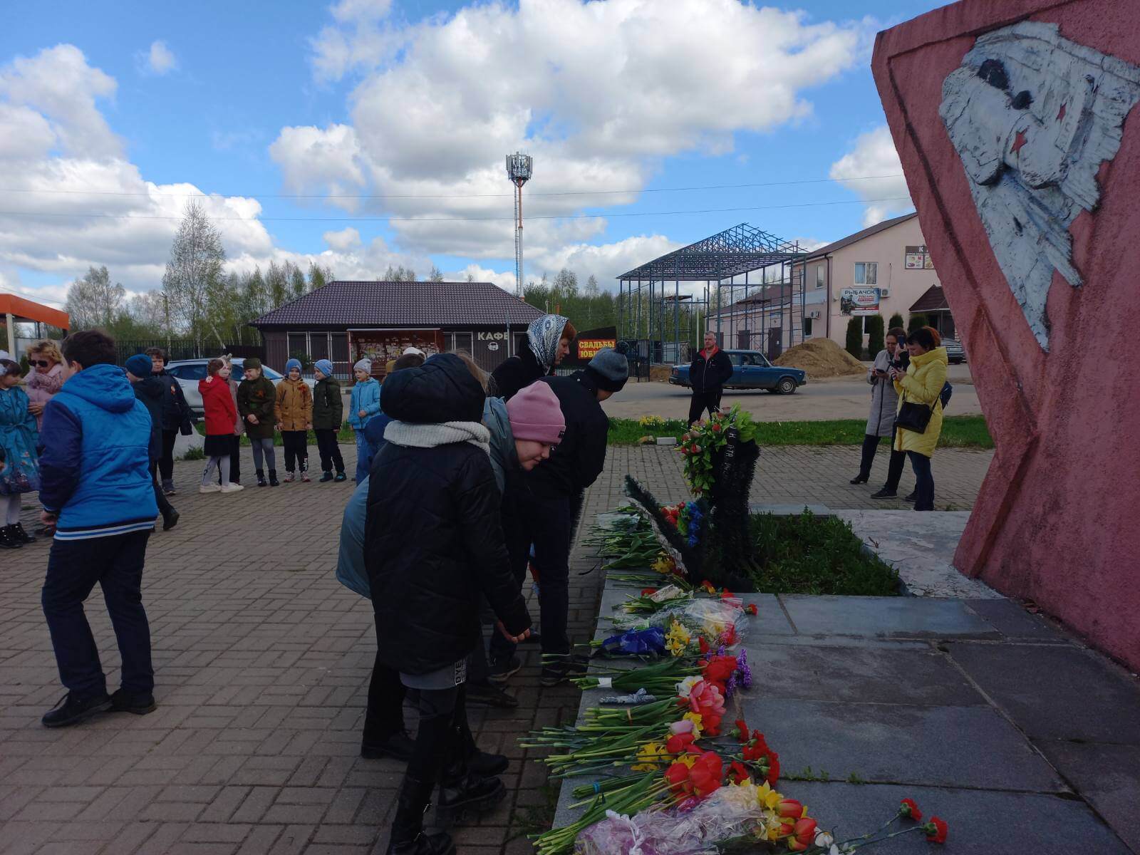 09/05/2021 ВОЗЛОЖЕНИЕ ЦВЕТОВ К ПАМЯТНИКУ ГЕРОЯ СОВЕТСКОГО СОЮЗА Н.Ф.  ГАСТЕЛЛО :Школа №1 г.Починка